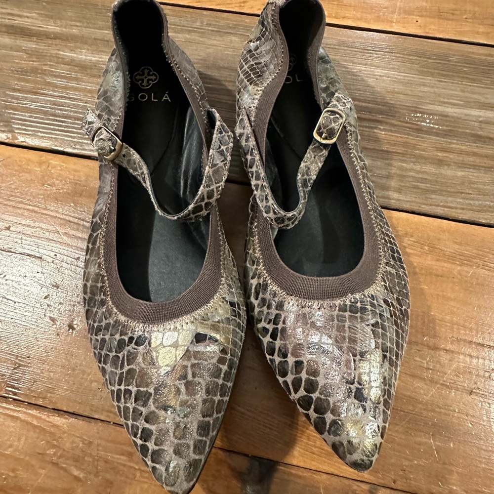 NWT Isola Snakeskin Print Pointed Toe Flats Size 8.5